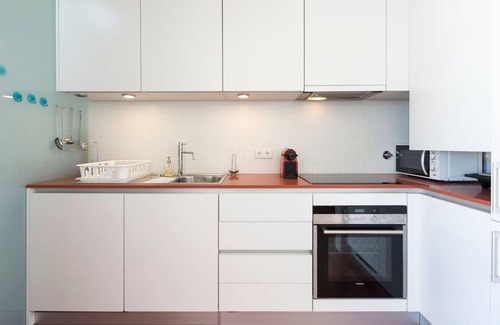 Lordelo do Ouro e Massarelos Apartment | Casas Brancas w/Balcony & Parking by LovelyStay