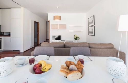 Lordelo do Ouro e Massarelos Apartment | Casas Brancas w/Balcony & Parking by LovelyStay