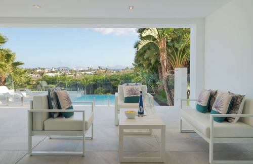 Playa Blanca Villa | Cascada33 | Luxurious 4-bed villa just a 5 minute walk from the beach