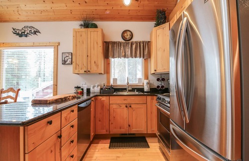 Leavenworth Cabin | Cascade Adventure-Hot Tub, ROKU, Firepit, BBQ