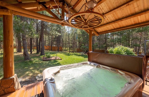 Three Rivers House | Cascade Basecamp | Fully Fenced/Hot Tub/Private!