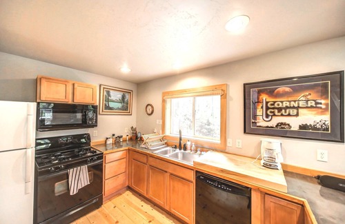 Cascade House | Cascade Log Cabin - Idaho Mountain Getaway - Sleeps 10