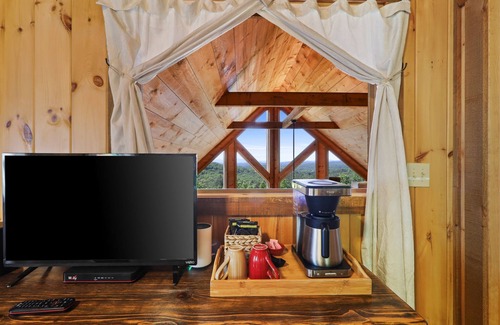 Morganton Cabin | Cascading View Lodge♡ Mtn Views, hot tub, fire pit, < 20 min from Blue Ridge