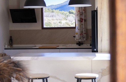 Onil Villa | Caseta Blanca, located in the Alicante area of Onil.
