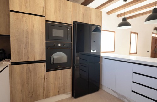 Onil Villa | Caseta Blanca, located in the Alicante area of Onil.