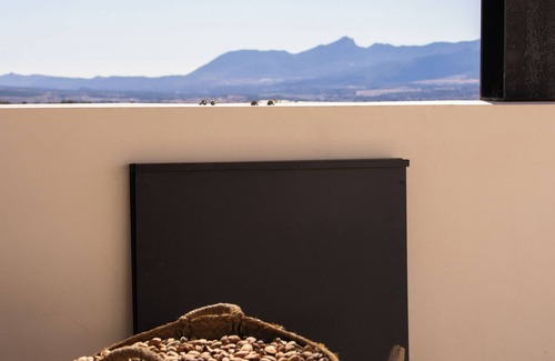 Onil Villa | Caseta Blanca, located in the Alicante area of Onil.