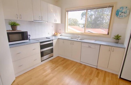 Batehaven House | Caseys Beach Holiday Unit
