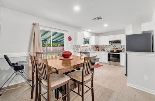 Northwest Crossing House | Casita Alegría~3BD/2BA~15MinToSeaWorld~PetsWelcome