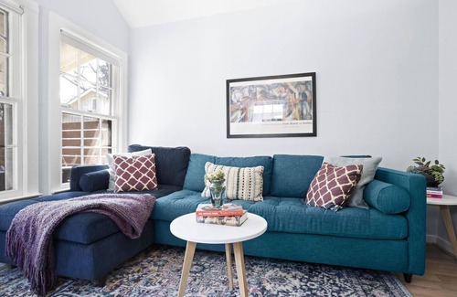 Triangle State Cottage | ♥Casita Avenue B |1 BDRM Guest House|Hyde Park ATX