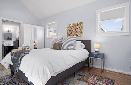 Triangle State Cottage | ♥Casita Avenue B |1 BDRM Guest House|Hyde Park ATX