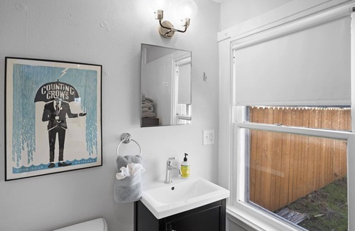Triangle State Cottage | ♥Casita Avenue B |1 BDRM Guest House|Hyde Park ATX