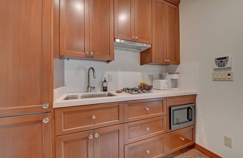 Belmont Shore Apartment | Casita Granada: Belmont Shore- steps to Second Street + 3 blocks to the beach