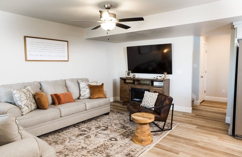 Garden City House | Casita Turquesa, Sleeps 16, Garden City, 3-Min Walk To Shakes, Stay With Us