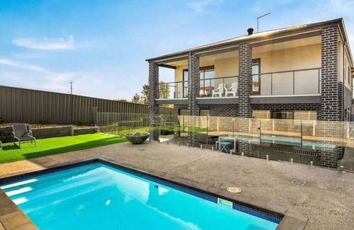 San Remo House | Castaway Views on Broadway