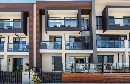 Safety Beach House | Castaway Villa | Luxe on the Marina Walk to Beach