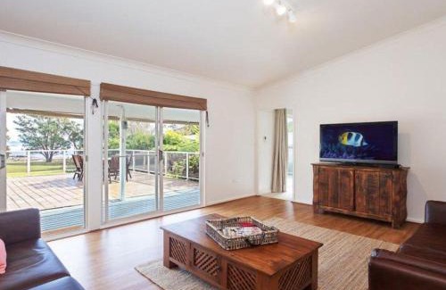 Soldiers Point House | Castaways Beachfront house