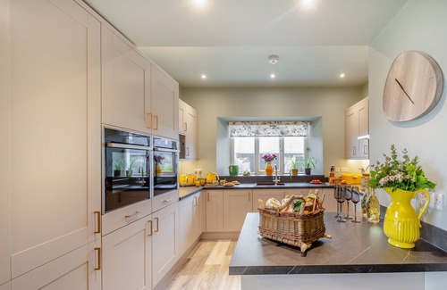 Garn Fadryn House | Castell Coch - Five Bedroom House, Sleeps 9