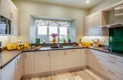 Garn Fadryn House | Castell Coch - Five Bedroom House, Sleeps 9