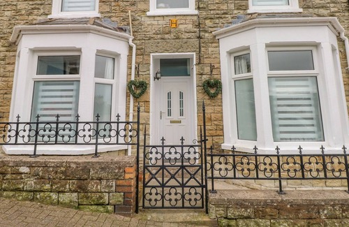 Bridgend Cottage | CASTELL NEWYDD, family friendly, with open fire in Bridgend