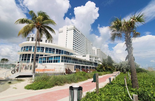 La Gorce Apartment | Castle 603 Oceanview w/Free Parking, pool, beach access, gym, tennis, restaurants and more!