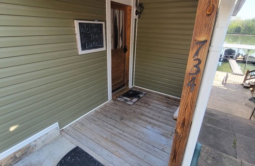 Camdenton House | Castle Cliff Cabin - Home on the water- walking distance to Ha Ha Tonka