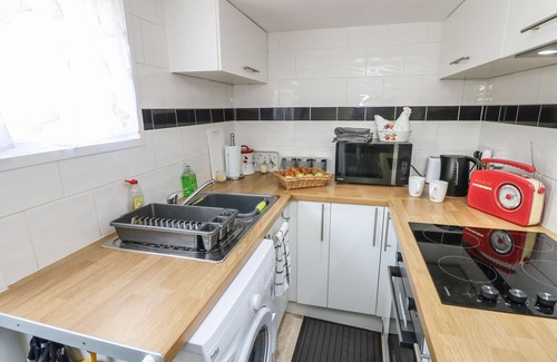 Newport Cottage | CASTLE COTTAGE, pet friendly, with a garden in Carisbrooke