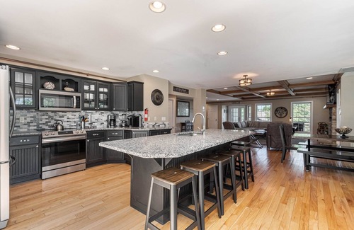 McHenry House | Castle in the Sky | Lake Views + Pool Table & Hot Tub!