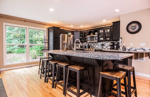 McHenry House | Castle in the Sky | Lake Views + Pool Table & Hot Tub!