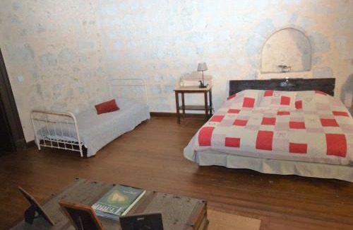 Bon-Encontre House | Castle near Agen with Shared Pool