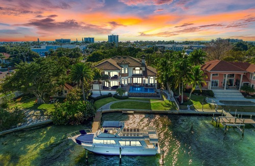 Saint Armands Key House | Castle on-the-Bay - St. Armand’s/Lido Beach 6 BD, Pool/Spa, Boat & Jet Ski Dock
