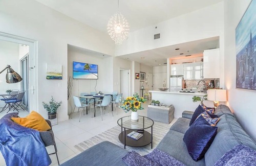 Miami Beach Condo | Castle PH11 Penthouse with bay views, Balcony, Pool, Gym & Free parking. Steps from the beach.