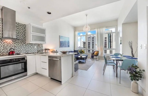 Miami Beach Condo | Castle PH11 Penthouse with bay views, Balcony, Pool, Gym & Free parking. Steps from the beach.