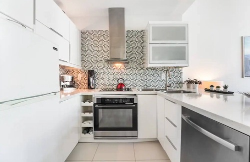 Miami Beach Condo | Castle PH11 Penthouse with bay views, Balcony, Pool, Gym & Free parking. Steps from the beach.