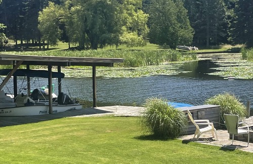 Ludington Cottage | Castle Point Resortnon Hamlin Lake .nHome, cottages, boatn 650 ' Lake frontage