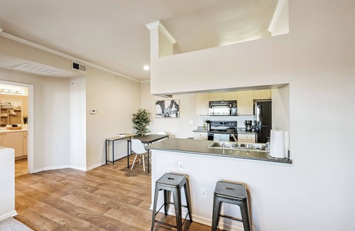 Castle Rock Apartment | Castle Rock Retreat w/queen bed, pool & hot tub