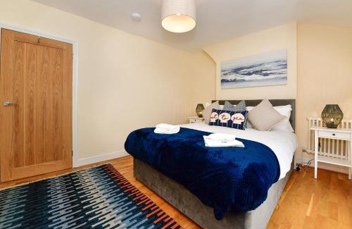 Mumbles House | Castle Square Cottage - Beachside Retreat