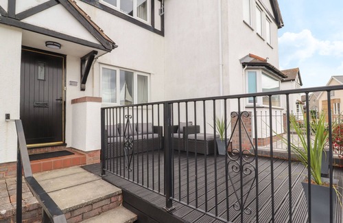 Deganwy House | CASTLE VIEW, pet friendly, country holiday cottage in Deganwy