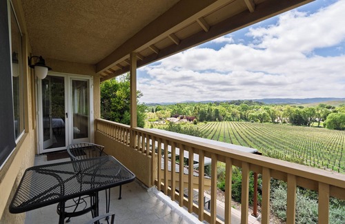 Templeton House | Castoro Cellars Hive Vista | Vineyard Stay + EV