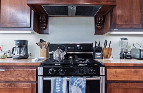 Paso Robles House | Castoro Cellars Hive/Hivette | Wine Stay, Groups 16 + EV