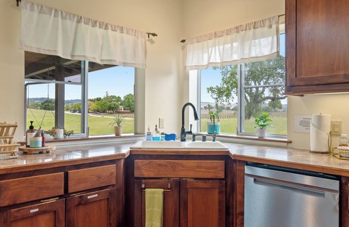 Paso Robles House | Castoro Cellars Hive/Hivette | Wine Stay, Groups 16 + EV