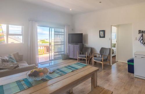 Cape Saint Francis Apartment | Casual, beachy accommodation 200m from Seals