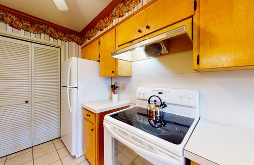 Lake Junaluska House | Casual Lake View Escape with a Wood Fireplace, Free WiFi, & a Full Kitchen