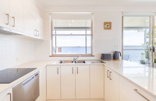 Soldiers Point Apartment | Casuarina's 6, 33 Soldiers Point Rd - stunning waterfront unit