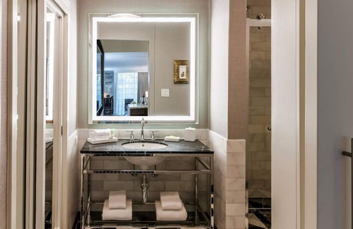 Norma Triangle Hotel | Catch A Glimpse of Los Angeles City Life in Modern Suite! Rooftop Pool, Parking!