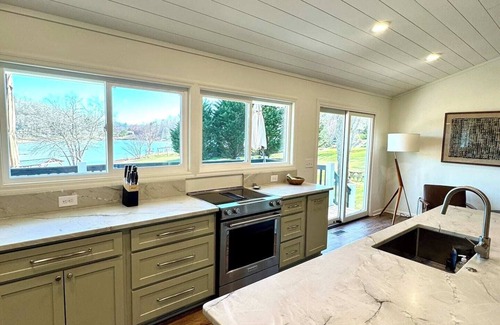 Hiawassee House | Catch N Relax - by Chatuge Home Concierge Hot tub, fire pit, private dock with boat slip