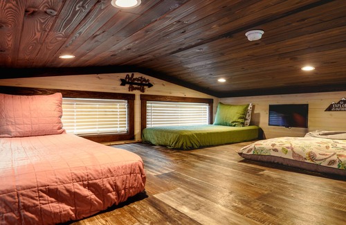 Gatlinburg - Pigeon Forge Cottage | "Catching Fireflies" - Riverfront Tiny Home in the Smoky Mountains