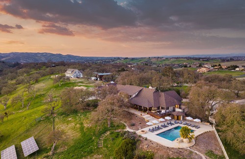 Templeton House | Cathedral by AvantStay | W/Sauna, Pool Table & Views of the Rolling Hills