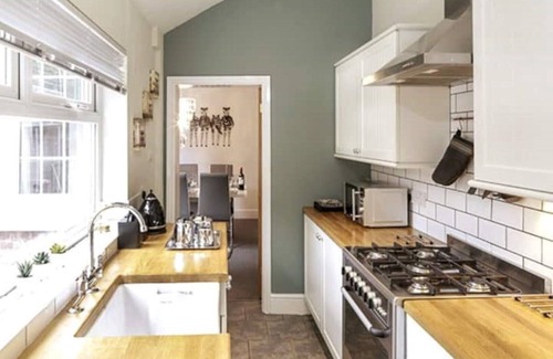 Lincoln House | Cathedral Quarter House with parking for 2 cars. 5 mins walk to Cathedral
