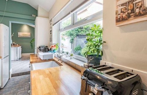 Lincoln House | Cathedral Quarter House with parking for 2 cars. 5 mins walk to Cathedral