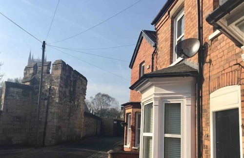 Lincoln House | Cathedral Quarter House with parking for 2 cars. 5 mins walk to Cathedral